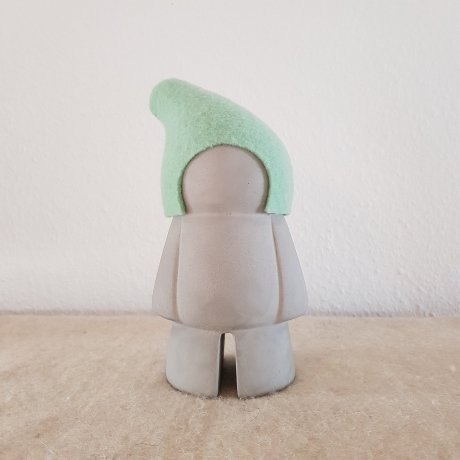 HausZwerg handgegossen Beton Skulptur / Wollfilz Mütze mint 28cm