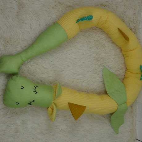 Bettschlange Drache, Puckschnecke, Bettrolle, Wickeltischrolle