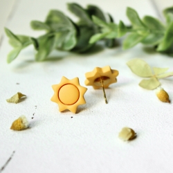 Handgefertigte Sonnen Ohrstecker aus Polymer Clay