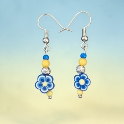 Farbenfrohe Ohrringe mit Blumenperlen