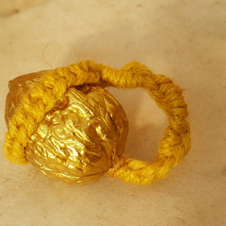 Ein Walnuss Zaubernuss Anhänger (Farbe gold-gelb)