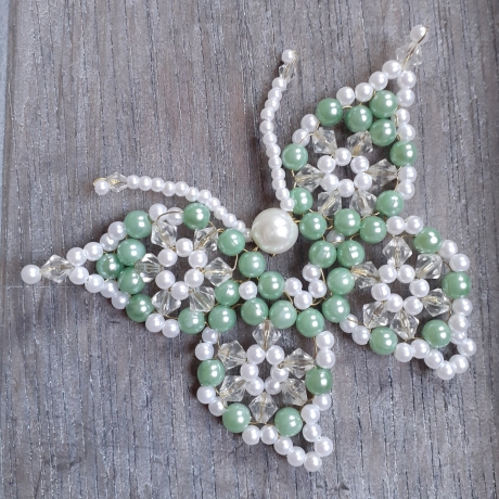 Schmetterling aus Perlen, grün/weiß/kristall