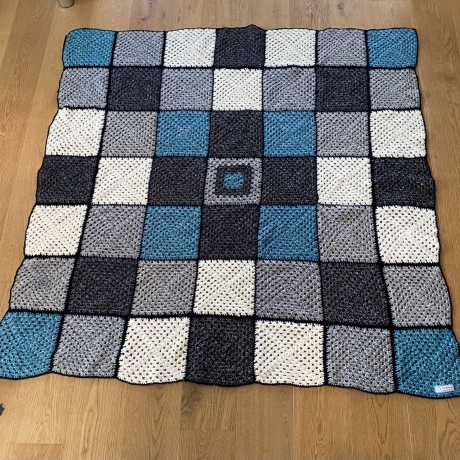 Große Häkeldecke aus Granny Squares