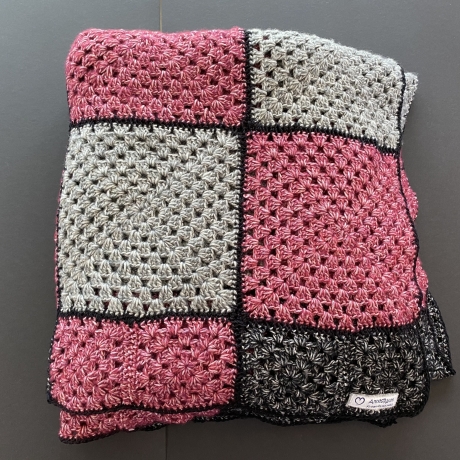 Große Häkeldecke aus Granny Squares