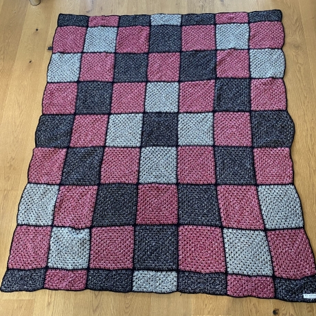 Große Häkeldecke aus Granny Squares