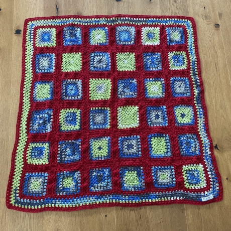 Gehäkelte Granny Square Kniedecke- Kinderdecke