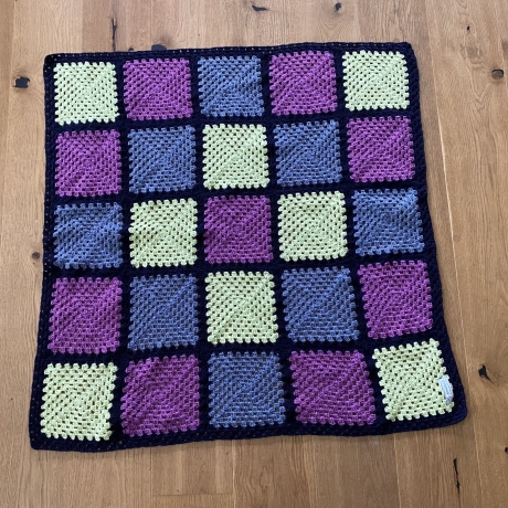 Gehäkelte Granny Square Kniedecke- Kinderdecke