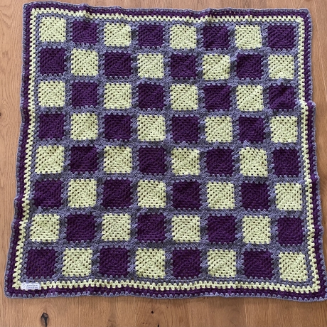 Gehäkelte Granny Square Kniedecke- Kinderdecke