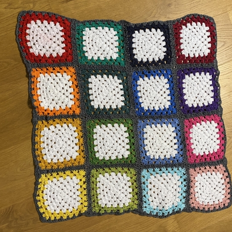 Gehäkelte Granny Square Kniedecke- Kinderdecke