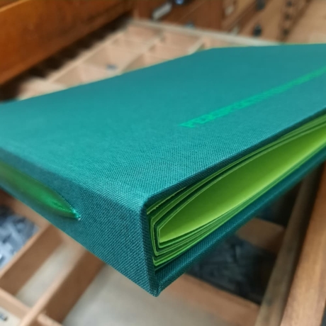 Fotoalbum mit Satinband, Prägung, handgemacht, Kartonblätter bunt