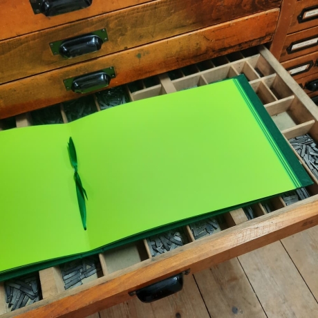 Fotoalbum mit Satinband, Prägung, handgemacht, Kartonblätter bunt