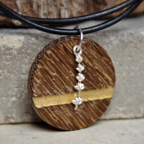 Kettenanhänger aus Holz alte Eiche mit Blattgold und Silbercharm