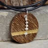 Kettenanhänger aus Holz alte Eiche mit Blattgold und Silbercharm