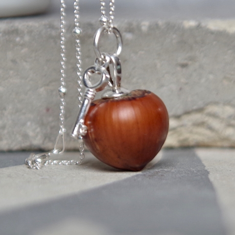 Haselnuss Anhänger mit Schlüssel-Charm aus 925 Silber