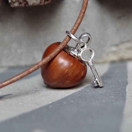 Haselnuss Anhänger mit Schlüssel-Charm aus 925 Silber