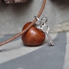 Haselnuss Anhänger mit Schlüssel-Charm aus 925 Silber