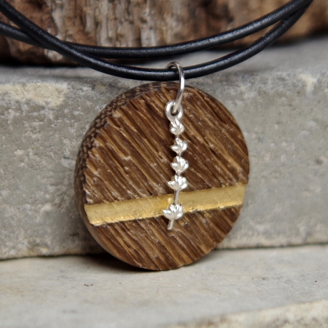 Kettenanhänger aus Holz alte Eiche mit Blattgold und Silbercharm