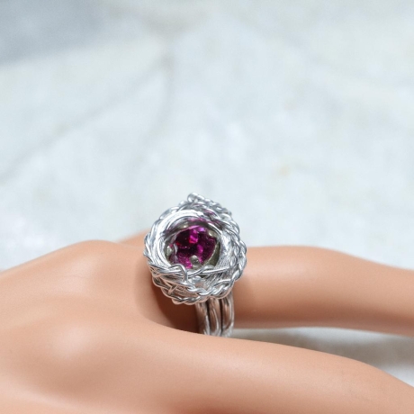 Ring gedrahtet elox Alu mit Swarovski® Xirius Chaton fuchsia 8mm