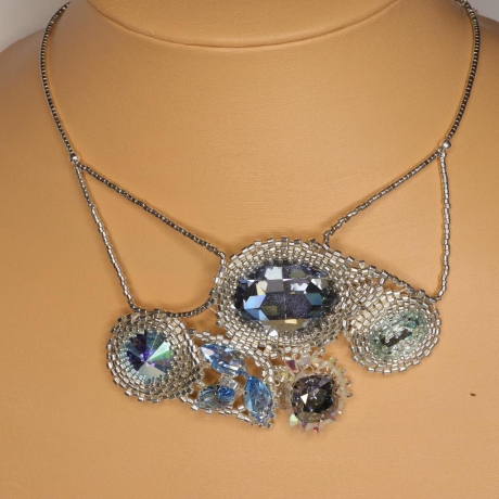 Aussergewöhnliches Peyote Collier mit Swarovski® Elementen