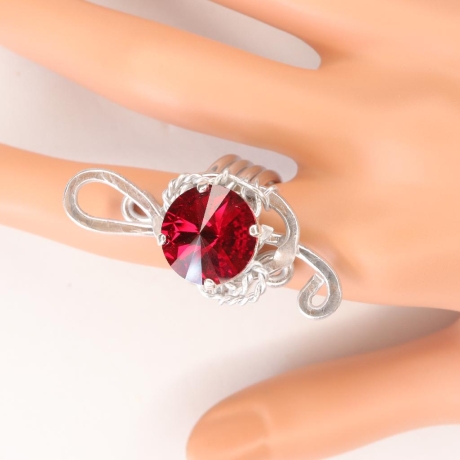 Gedrahteter Ring Notenschlüssel mit Swarovski® Rivoli siam 14 mm