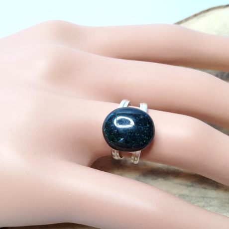925er Ring mit schillerndem Opal Cabochon oval