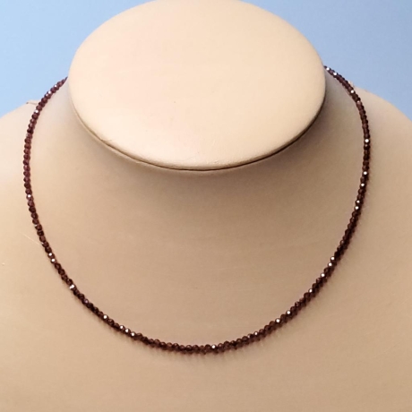 925er Rhodolith (Granat) Collier aus feinen facettierten Perlen