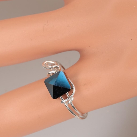 935er Ring gedrahtet mit Swarovski® Spikes Squares metallic blue