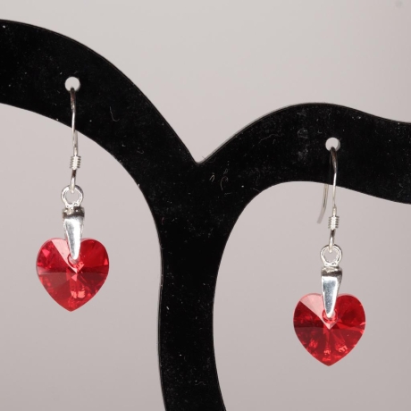 925er Ohrringe mit Swarovski® Herzen 10mm light siam AB
