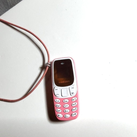 Lederband mit kleinstem Handy der Welt, Telefonie, SMS, Musik