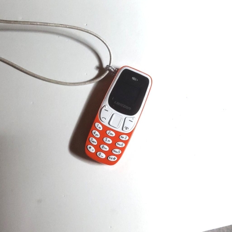 Lederband mit kleinstem Handy der Welt, Telefonie, SMS, Musik