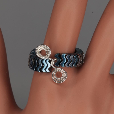 925er Ring Ornament gedrahtet mit Hämatit Wellen blau galvanisier