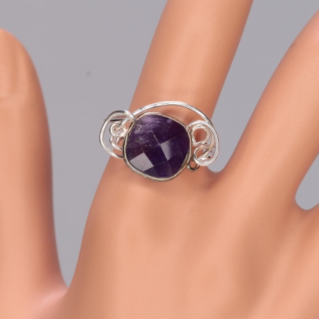 935er Ring mit facettiertem Amethyst, quadratisch, gedrahtet