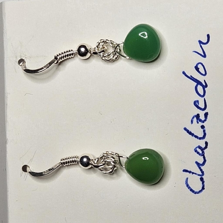 925er Ohrringe mit grünen Chalcedon Tropfen