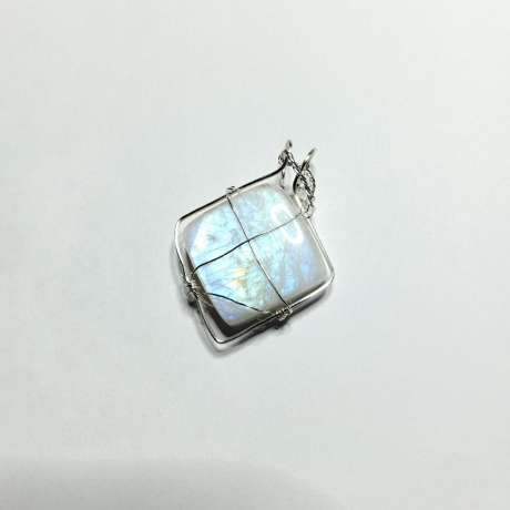 Silberanhänger mit blau schimmerndem Regenbogenmondstein Quadrat 