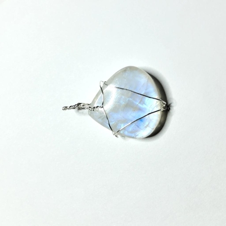 Silberanhänger mit blau schimmerndem Regenbogenmondstein Tropfen 