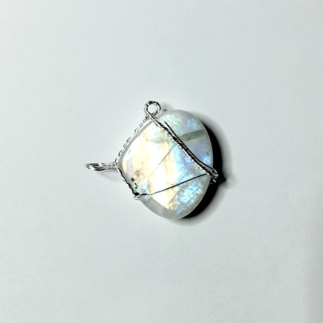 Silberanhänger mit blau schimmerndem Regenbogenmondstein Tropfen 