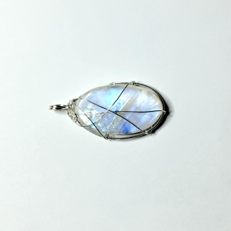 Silberanhänger mit blau schimmerndem Regenbogenmondstein oval