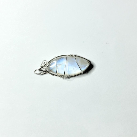 Silberanhänger mit blau schimmerndem Regenbogenmondstein Navette 