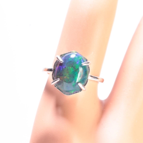 925er Ring mit bunt schillerndem schwarzen Opal