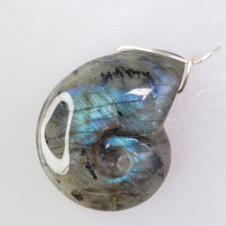 Silberanhänger mit blau schillerndem Labradorit in Ammonitform ge