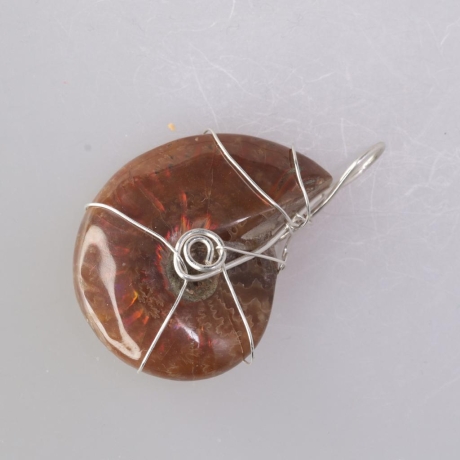 Silberanhänger mit opalisierendem Ammonit gedrahtet (935er)