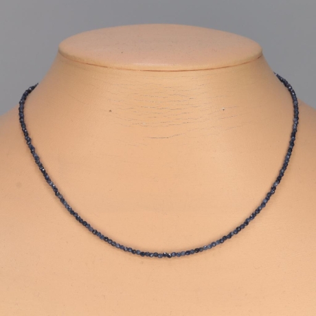 Feine Kette aus kleinen faccettierten Saphir Perlen, 925er