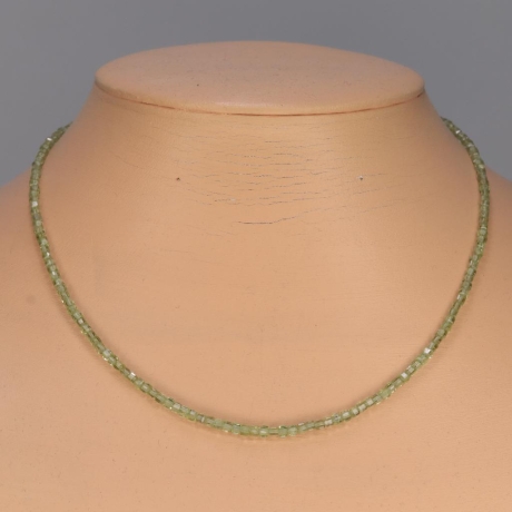Feine Kette aus kleinen faccettierten Peridot Würfeln 925er