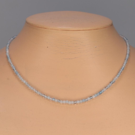 Feine Kette aus runden Aquamarin Perlen 3mm, Verschluss 925er