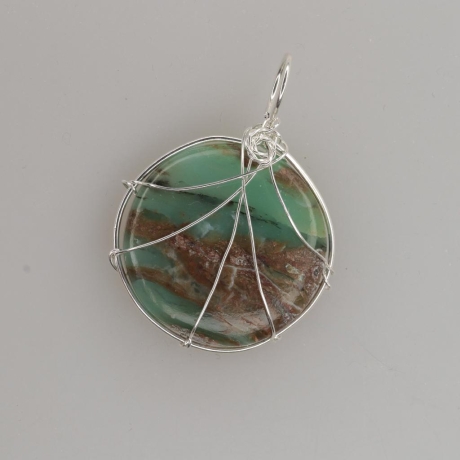935er Anhänger mit rundem Cabochon aus Peruanischem Opal gedrahte