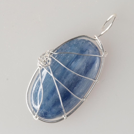 935er Anhänger mit Disthen Kyanit Cabochon oval, gedrahtet