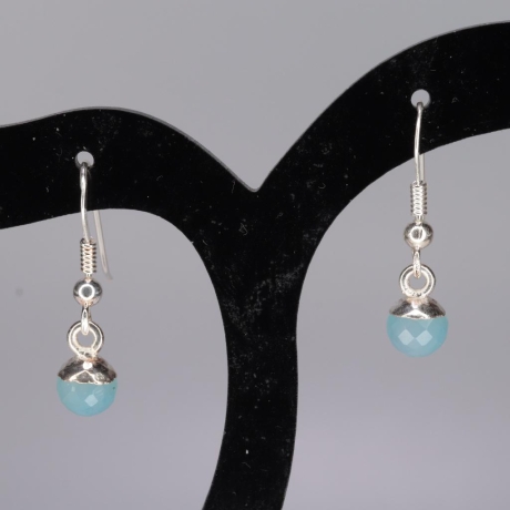 925er Ohrringe mit facettiertem blauen Onyx nachgefärbt