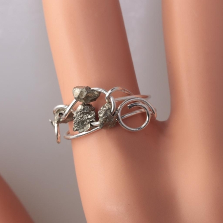935er Ring gedrahtet mit kleinen Pyrit Nuggets
