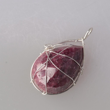 935er Anhänger mit facettiertem Rubin Tropfen (75,7 ct) gedrahtet