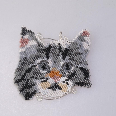 Süßer 935er Anhänger mit Mainecoon Katzenbaby in Peyote-Technik, 